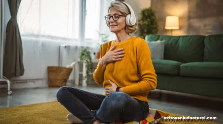 Mujer escuchando una meditación guiada en su casa